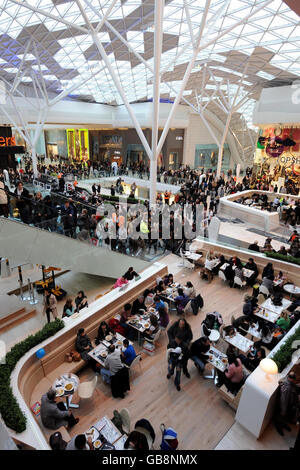 Une vue générale des acheteurs au centre commercial Westfield de White City, dans l'ouest de Londres, le jour de son ouverture. Banque D'Images