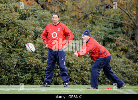 Martin Johnson, directeur de l'équipe de rugby d'Angleterre, observe l'entraîneur John Wells lors d'une séance d'entraînement à Pennyhill Park, Bagshot, Surrey. Banque D'Images