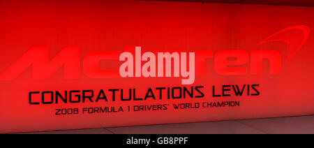 Un panneau félicitant leur pilote Lewis Hamilton après avoir remporté le Championnat du monde des pilotes de Formule 1 hier, à l'entrée du siège de McClaren à Woking, Surrey. Banque D'Images