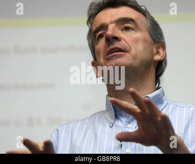 Michael O'Leary, directeur général de Ryanair, prend la parole lors d'une conférence de presse au City of London Club à Londres. Banque D'Images