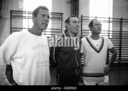 Geoffrey boycott, capitaine de cricket du Yorkshire déchu, se réunit avec son successeur, John Hampshire, à gauche, et le directeur Ray Illingsworth. Banque D'Images
