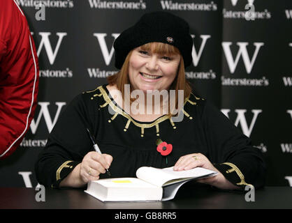 Dawn French lors d'une session de signature de livre pour son autobiographie « Dear Fatty », à Waterstone's à Piccadilly, dans le centre de Londres. Banque D'Images