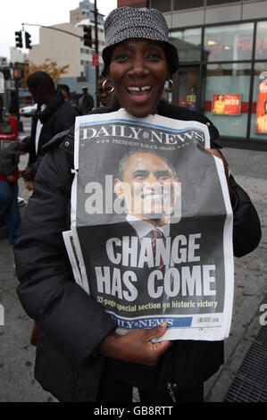 Une femme à Harlem, New York, est fière de disposer d'un exemplaire du quotidien avec une photo du nouveau président américain Barack Obama sur sa couverture, le matin suivant son élection. Banque D'Images