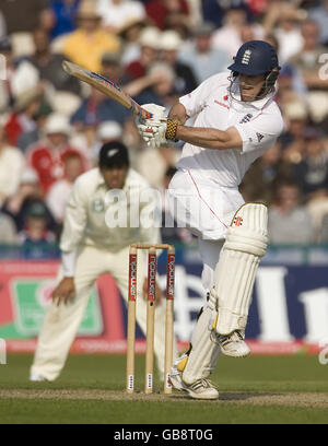 Cricket - deuxième match de npower Test - deuxième jour - Angleterre / Nouvelle-Zélande - Old Trafford Cricket Ground.Ross Taylor (L), de Nouvelle-Zélande, regarde Andrew Strauss, de l'Angleterre, s'en va Banque D'Images