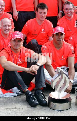 Lewis Hamilton (à droite) de McLaren célèbre la victoire du Grand Prix de Grande-Bretagne Avec son coéquipier Heikki Kovalainen Banque D'Images