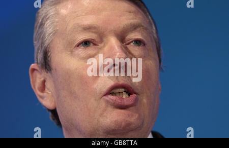 Alan Johnson, secrétaire à la Santé, s'exprime à la conférence sur la santé « combler l'écart en une génération » au Queen Elizabeth II Conference Centre de Westminster, Londres. Banque D'Images