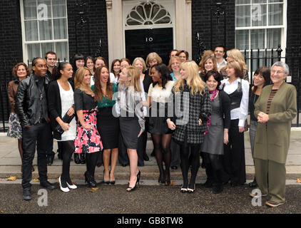 Lauréats et juges des Prix des femmes Cosmopolitan de l'année (première rangée de gauche à droite) Lemar, Alesha Dixon, Heidi Range, Amelle Berrabah, Kim Cattrall,Keisha Buchanan et Fearne Cotton assistent à un petit déjeuner de célébration avec Sarah Brown au 10 Downing Street, dans le centre de Londres. Banque D'Images