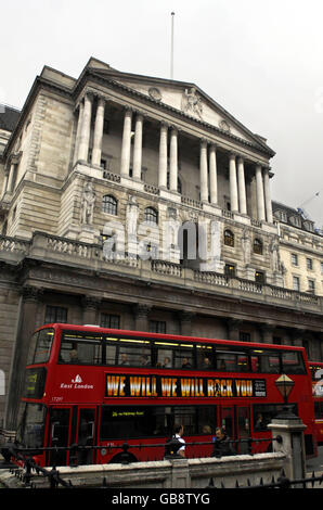 Un bus passe devant la Banque d'Angleterre à Londres qui a aujourd'hui réduit les taux d'intérêt de 1.5% dans sa tentative la plus spectaculaire encore de sauver une économie au bord de la récession. Banque D'Images