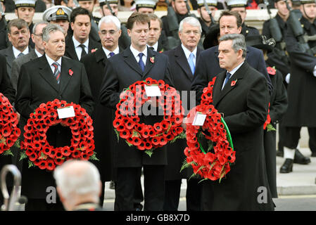 (De gauche à droite) le secrétaire à l'énergie et au changement climatique, Ed Miliband, le chancelier Alistair Darling, le chef libéral démocrate, Nick Clegg, le chef du Parti conservateur, David Cameron, John Major et le Premier ministre Gordon Brown lors d'un défilé et d'un service du jour du souvenir à Whitehall, Londres. Banque D'Images