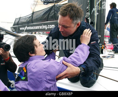 Le marin solo britannique Jonny Malbon reçoit un baiser d'adieu de son ancien patron Dame Ellen MacArthur juste avant le début de la prestigieuse course Vendee Globe aux Sables d'Olonne, France. Banque D'Images