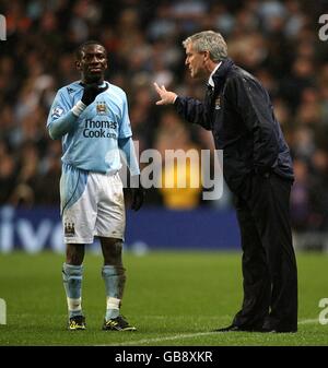 Football - Barclays Premier League - Manchester City / Tottenham Hotspur - City of Manchester Stadium.Mark Hughes, directeur de Manchester City, donne des instructions à Shaun Wright-Phillips sur la ligne de contact Banque D'Images