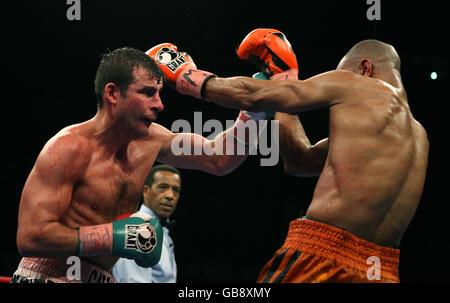 Joe Calzaghe au pays de Galles en tête contre Roy Jones aux États-Unis lors de la victoire de Calzaghe en 12 points dans le combat léger et lourd à Madison Square Garden, New York, États-Unis. Banque D'Images