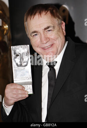 Brian Cox avec son prix pour la meilleure performance d'action dans le film à la cérémonie des BAFTA Scotland Awards dans la ville de Halls, Glasgow. Banque D'Images