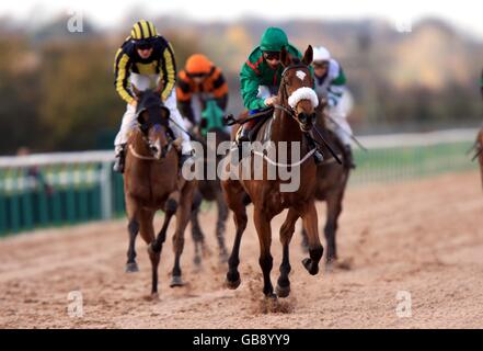 Top Flight Splash, criblé par Dale Gibson (vert), rentre à la maison Pour gagner l'adhésion à Southwell pépinière handicap enjeux Banque D'Images