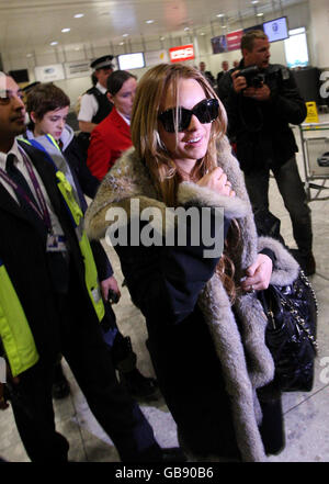 Lindsay Lohan arrive au Royaume-Uni Banque D'Images