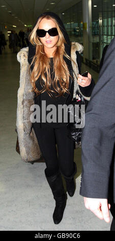 Lindsay Lohan arrive au Royaume-Uni. Lindsay Lohan arrive à l'aéroport de Heathrow à Londres. Banque D'Images