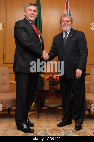 Le Premier ministre Gordon Brown rencontre le président brésilien Lula Da Silva à la veille du sommet du G20 des principales économies mondiales à Washington, organisé par le président américain George Bush. Banque D'Images