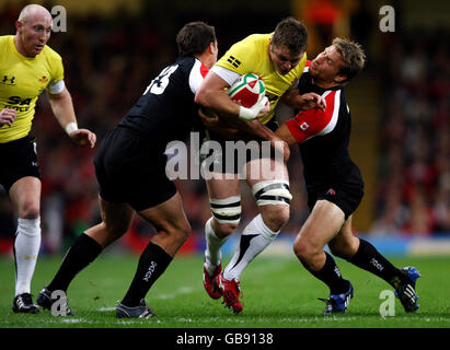 Rugby Union - Invesco Perpetual Series 2008 - pays de Galles / Canada - Millennium Stadium.Le Dafydd Jones du pays de Galles est affronté par Bryn Keys du Canada et Adam Kleeberger lors du match international du Millennium Stadium, à Cardiff. Banque D'Images