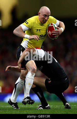 Rugby Union - Invesco Perpetual Series 2008 - pays de Galles / Canada - Millennium Stadium.Tom Shanklin, du pays de Galles, est attaqué par Ciaran Hearn, du Canada, lors du match international du Millennium Stadium, à Cardiff. Banque D'Images