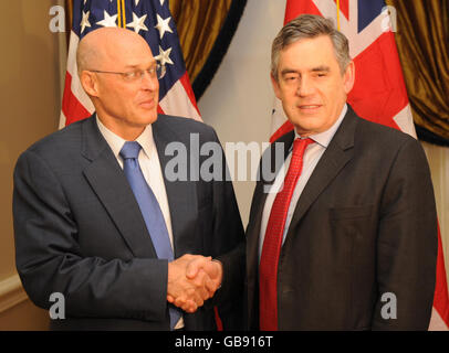 Le premier ministre Gordon Brown se met en main avec le secrétaire au Trésor américain Hank Paulson, à Washington. Banque D'Images