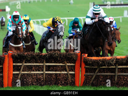 Le Jockey Donal Fahy, à droite, remporte la course d'obstacles de Ryman Stationer novices lors de l'Open à l'hippodrome de Cheltenham. Banque D'Images