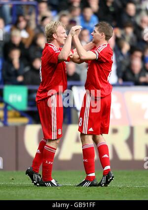Dirk Kuyt (l) de Liverpool est félicité par Steven, coéquipier Gerrard après avoir marquant le but d'ouverture du jeu Banque D'Images