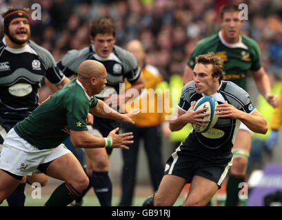 Rugby Union - 2008 Bank of Scotland Corporate Autumn Test - Ecosse / Afrique du Sud - Murrayfield.Le capitaine de l'Écosse Mike Blair enrôle Conrad Jantjes en Afrique du Sud lors du match international à Murrayfield, Édimbourg. Banque D'Images