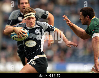 Rugby Union - 2008 Bank of Scotland Corporate Autumn Test - Ecosse / Afrique du Sud - Murrayfield.Phil Godman, en Écosse, détient la défense de l'Afrique du Sud lors du match international à Murrayfield, Édimbourg. Banque D'Images