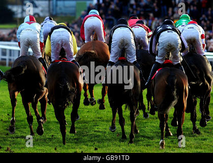 Courses hippiques - The Open - Hippodrome de Cheltenham.Coureurs et Riders dans le Cleanevent handicap haies pendant l'Open à Cheltenham Racecourse. Banque D'Images