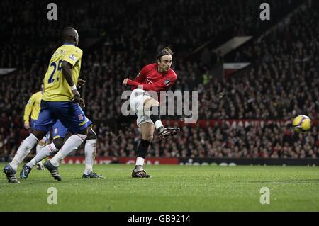 Football - Barclays Premier League - Manchester United / Stoke City - Old Trafford.Dimitar Berbatov, de Manchester United, marque le troisième but du match Banque D'Images