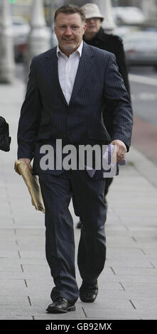 L'ancien champion du monde de boxe Steve Collins arrive devant les quatre tribunaux de Dublin accusés de poinçonner un homme de sécurité si dur qu'il a fracturé deux dents. Banque D'Images