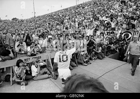 American Soccer - NASL - New York Cosmos contre Toronto Metros-Croatie.Pele du New York Cosmos fait un signe de v avant de faire ses débuts dans le NASL Banque D'Images