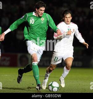 Football - National International friendly - Irlande du Nord v Hongrie - Windsor Park.Kyle Lafferty, en Irlande du Nord, s'emboîte avec Szabolcs Huszti, en Hongrie, lors de l'International friendly à Windsor Park, Belfast. Banque D'Images