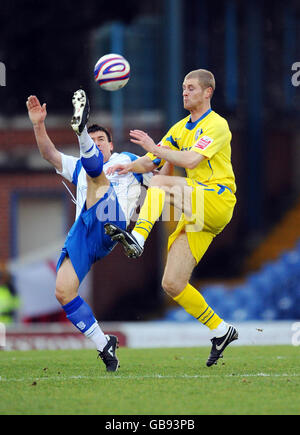 David Buchan de Bbury (à gauche) libère le ballon sous la pression de Gary Mulligan de Gillingham lors du match de la Coca-Cola football League Two à Gigg Lane, Bury. Banque D'Images