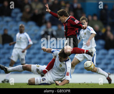 Football - Coca-Cola football League One - Leeds United / Hartlepool United - Elland Road.Lubomir Michalik, de Leeds United, et Joel porter, de Hartlepool, se tueront pendant le match de la Coca-Cola football League One à Elland Road, Leeds. Banque D'Images