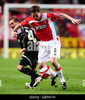 Football - Coca-Cola football League Championship - Charlton Athletic v Sheffield United - The Valley.Matt Holland de Charlton Athletic et Brian Howard de Sheffield United Banque D'Images