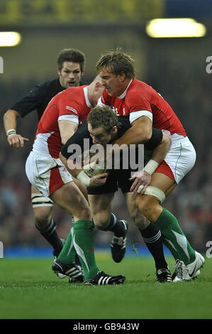 Rugby Union - Invesco Perpetual Series - pays de Galles / Nouvelle-Zélande - Millennium Stadium.Jimmy Cowan en Nouvelle-Zélande est arrêté par Andy Powell au pays de Galles lors du match de la série permanente Invesco au Millennium Stadium de Cardiff. Banque D'Images