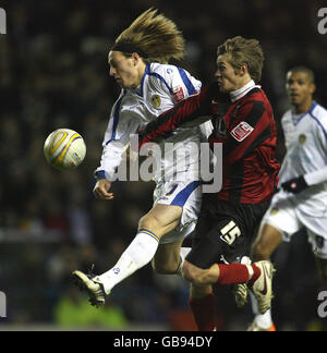 Luciano Becchio, de Leeds United (à gauche), bat Antony Sweeney, de Hartlepool United pour marquer son troisième but lors du match de la Coca-Cola football League One à Elland Road, Leeds. Banque D'Images