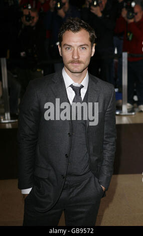 Jude Law arrive à la soirée des Standard Theatre Awards, qui se tient à l'Opéra Royal de Covent Garden, Londres. Banque D'Images