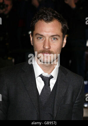 Jude Law arrive à la soirée des Standard Theatre Awards, qui se tient à l'Opéra Royal de Covent Garden, Londres. Banque D'Images