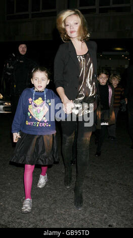 Kate Moss arrive avec un enfant (nom ou relation inconnu) pour l'allumage des lumières de Noël au magasin Stella McCartney à Mayfair, dans le centre de Londres. Banque D'Images