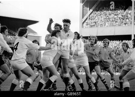 Bob Wilkinson (c), en Angleterre, remet le ballon à son coéquipier Bill Beaumont (4) après avoir reçu un ascenseur de Fran Cotton (seconde l) Banque D'Images