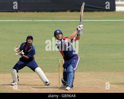 Cricket - match d'échauffement - CCI Mumbai / Angleterre - Brabourne Stadium - Mumbai.Andrew Flintop, de l'Angleterre, a atteint six personnes lors du match d'échauffement au stade Brabourne, à Mumbai, en Inde. Banque D'Images