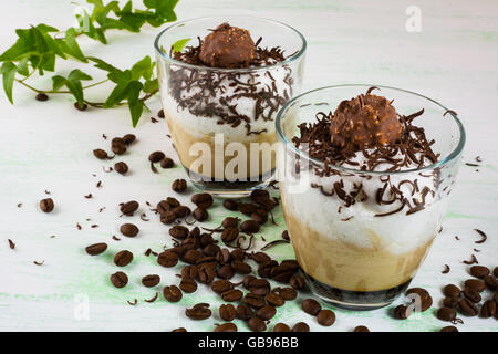 Dessert au chocolat dans les verres. Cocktail de cacao. Boisson cacao. Cocktail du café. Dessert au chocolat. Dessert café . Banque D'Images