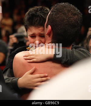 Joe Calzaghe, pays de Galles, célèbre sa victoire des points sur Roy Jones des États-Unis avec son fils Conor après le combat léger et lourd à Madison Square Garden, New York, États-Unis. Banque D'Images