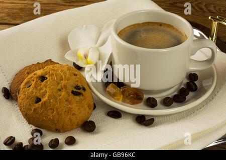 Tasse à café et cookies sur le plateau de service tasse de café. Le café du matin Banque D'Images