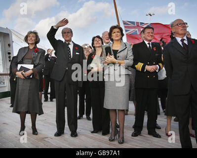 Le duc d'Édimbourg (2e à gauche) protège ses yeux du soleil tout en regardant un avion à réaction Harrier passer devant le navire « Queen Elizabeth 2 » à côté de Rosie Burton-Hall (à gauche), épouse du Commodore John Burton-Hall, et Carol Marlow, (3e à droite) Présidente de Cunard, Et le capitaine Ian McNaught (2e Rright lors d'une visite du navire à Southampton. Banque D'Images