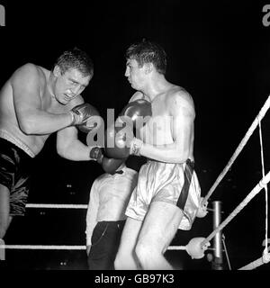 Boxe - Heavyweight Division - Billy Walker v Johnny Prescott - Empire Pool - Wembley. Billy Walker, à gauche, et Johnny Prescott. Banque D'Images