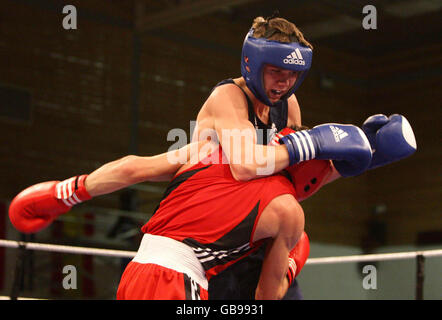 L'Angleterre Luke Campbell en action contre l'Allemagne Denis Makorov lors de la demi-finale des Championnats d'Europe de boxe 54kg à l'Académie Greenbank, Liverpool. Banque D'Images