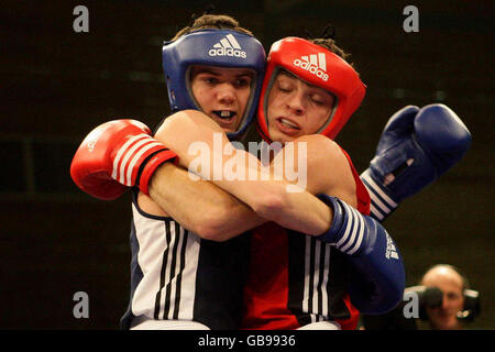 Luke Campbell (à gauche), en action contre Denis Makarov, en Allemagne, lors de la demi-finale de 54kg des Championnats d'Europe de boxe à la Greenbank Academy, à Liverpool. Banque D'Images